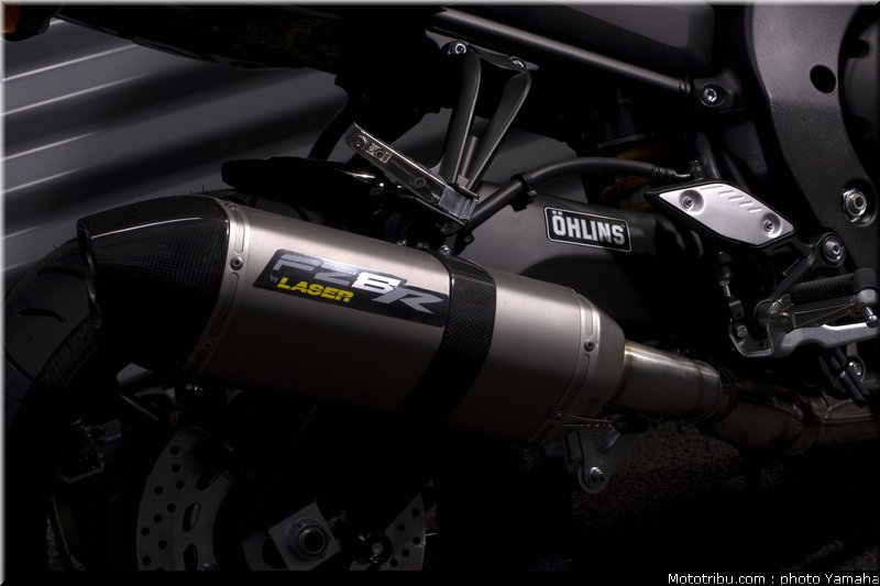 yamaha_fz8_red_line_2011_11