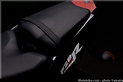 yamaha_fz8_red_line_2011_02.jpg