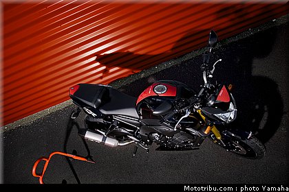 yamaha_fz8_red_line_2011_03.jpg