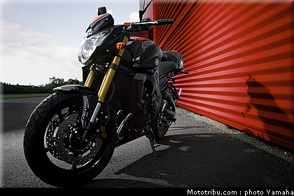 yamaha_fz8_red_line_2011_04.jpg