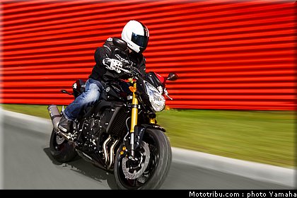 yamaha_fz8_red_line_2011_05.jpg