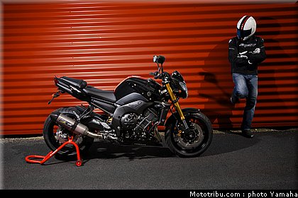 yamaha_fz8_red_line_2011_06.jpg