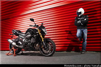 yamaha_fz8_red_line_2011_07.jpg