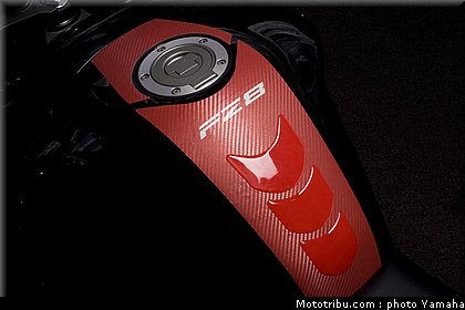 yamaha_fz8_red_line_2011_08.jpg