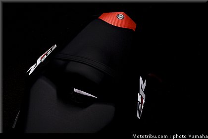 yamaha_fz8_red_line_2011_09.jpg