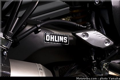 yamaha_fz8_red_line_2011_10.jpg
