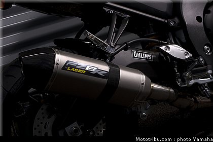 yamaha_fz8_red_line_2011_11.jpg