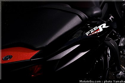 yamaha_fz8_red_line_2011_12.jpg