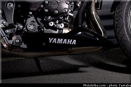 yamaha_fz8_red_line_2011_13.jpg
