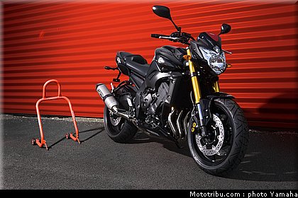 yamaha_fz8_red_line_2011_14.jpg