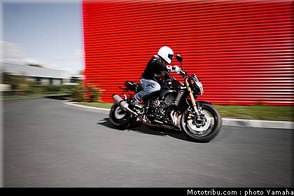 yamaha_fz8_red_line_2011_15.jpg