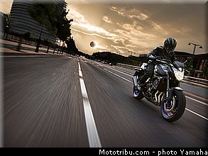 yamaha_2013_fz8_001.jpg