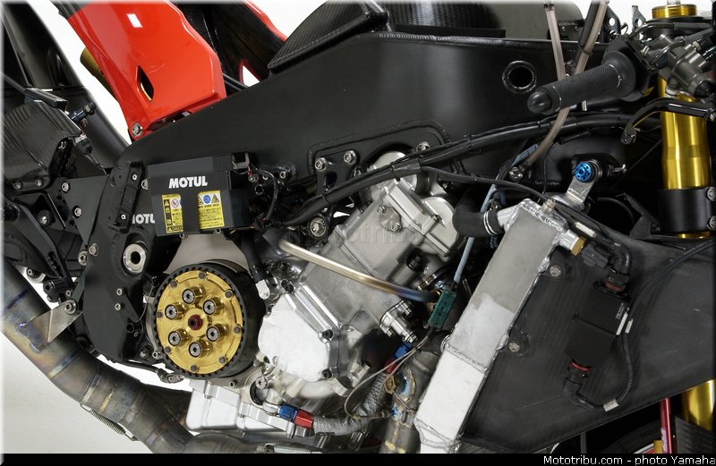 yamaha_yzr_m1_2003_024_motogp