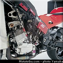 yamaha_yzr_m1_2002_5_motogp.jpg
