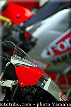 yamaha_yzr_m1_2003_043_motogp.jpg