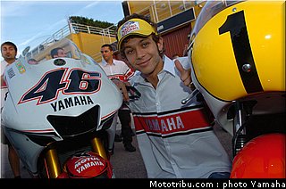 011_yamaha_yzr_ow_23_1974_rossi.jpg