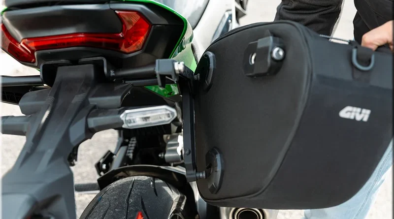 ACCESSOIRE - Givi, Stealth, support rétractable révolutionnaire pour sacoches latérales souples